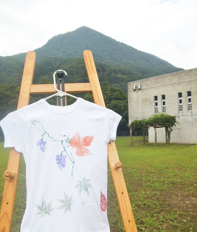 葉っぱでプリント　～オリジナルのＴシャツを作ろう！～
