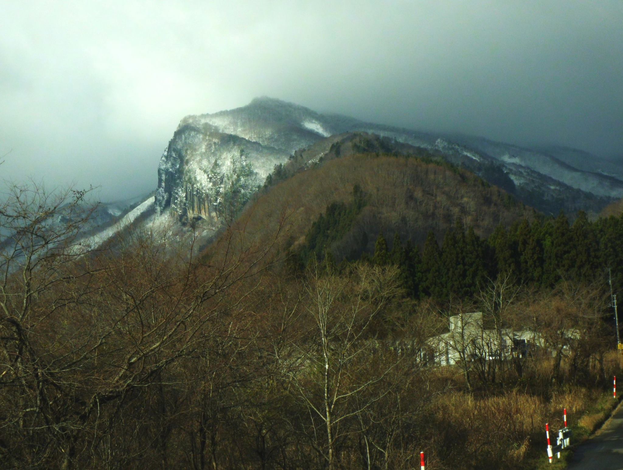 ほんのり雪化粧の｢磐司岩｣