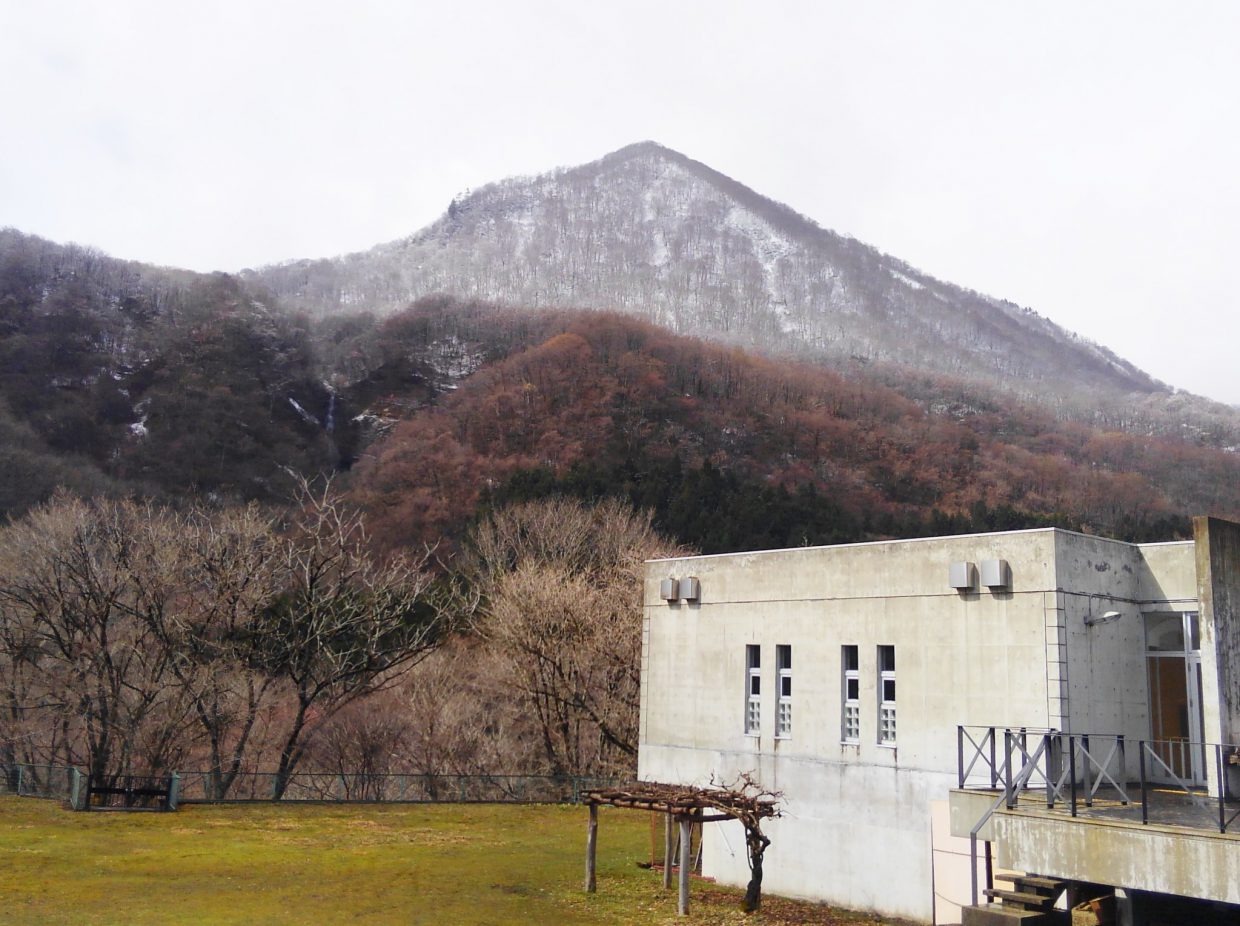 2018年4月8日(日)朝９時のビジターセンターから見た三方倉山です。